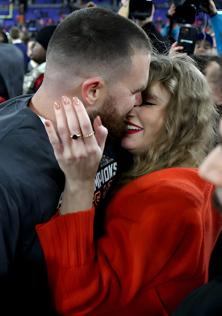 Travis Kelce and Taylor Swift PDA Moments